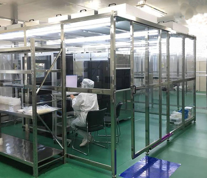 百級潔凈棚配置由FFU、初效過濾器、高效過濾器過濾，再加風(fēng)淋室、傳遞窗等凈化設(shè)備才能達(dá)到效果。