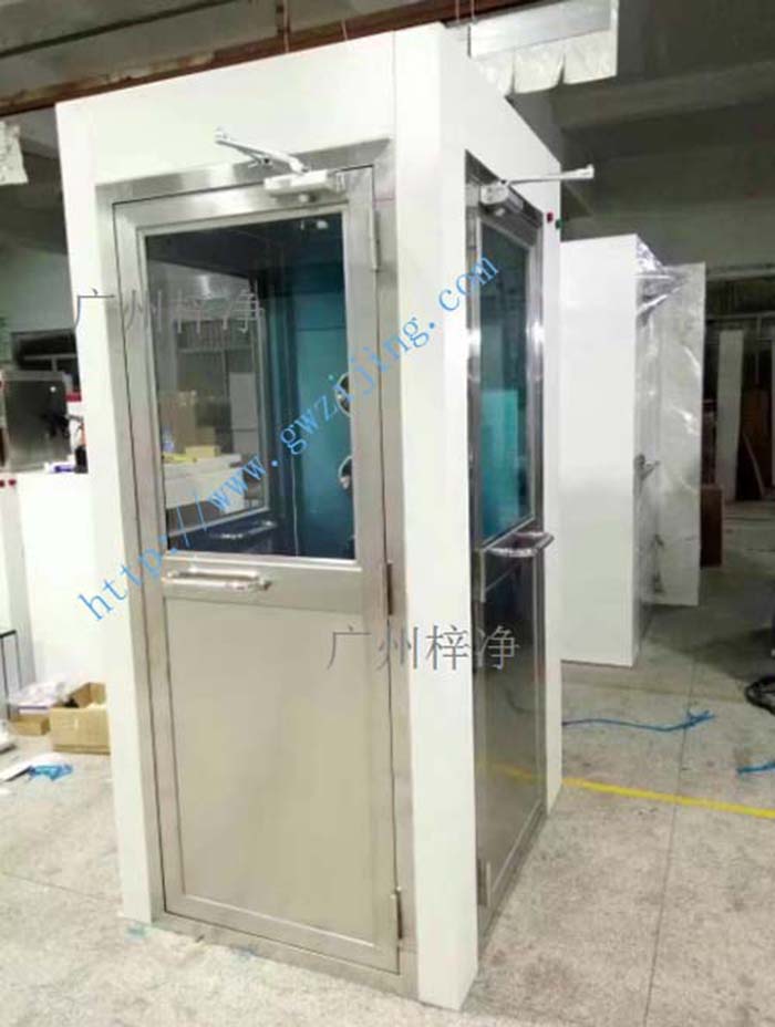 轉(zhuǎn)角風(fēng)淋室安裝現(xiàn)場要求，安裝現(xiàn)場場地保留拐彎場地，而普通風(fēng)淋室安裝現(xiàn)場場地保留是直通型。