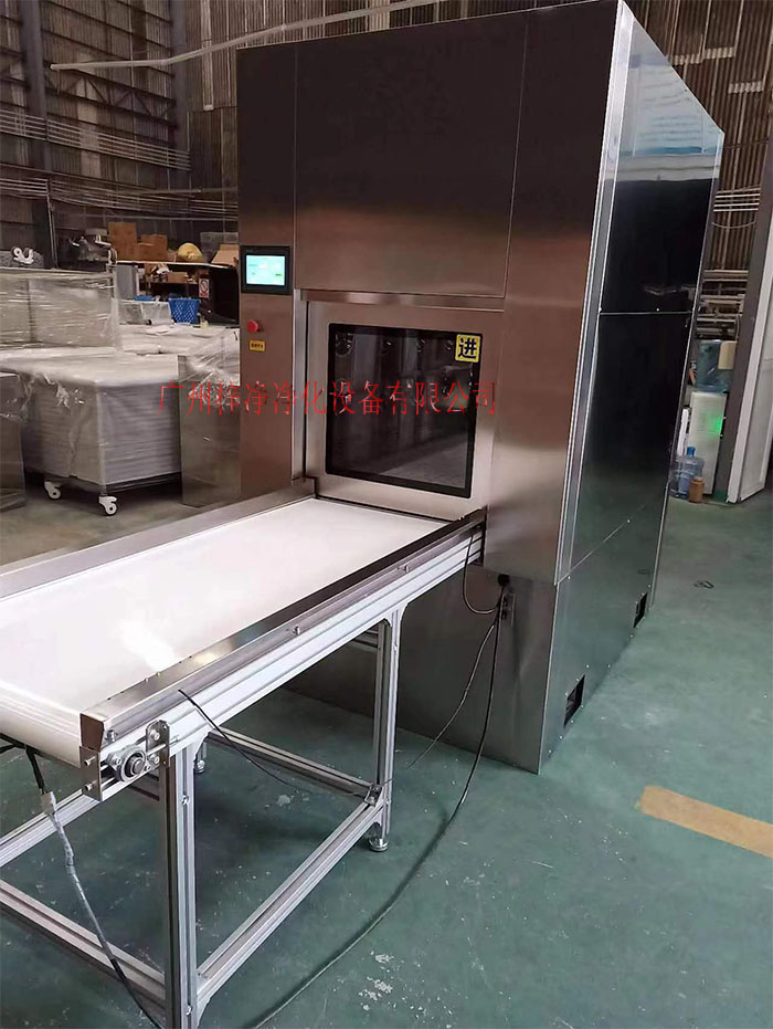 輸送帶傳遞窗還可吹淋被傳遞物品的表面，防止物品可能攜帶塵埃進(jìn)入潔凈室。