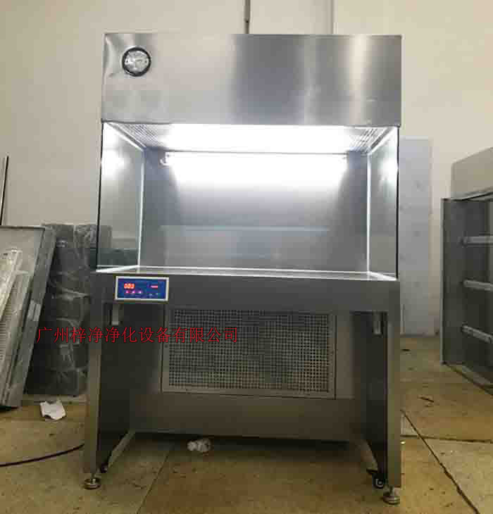 負(fù)壓稱量臺(tái)是一種用于制藥、微生物研究和科學(xué)實(shí)驗(yàn)等場(chǎng)所專用的局部?jī)艋O(shè)備，它提供一種垂直單向氣流。