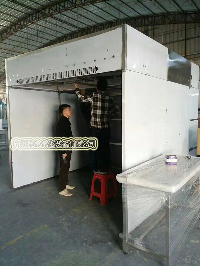 負(fù)壓稱量房又稱作負(fù)壓稱量間、負(fù)壓稱量室、負(fù)壓稱量罩或負(fù)壓稱量單元