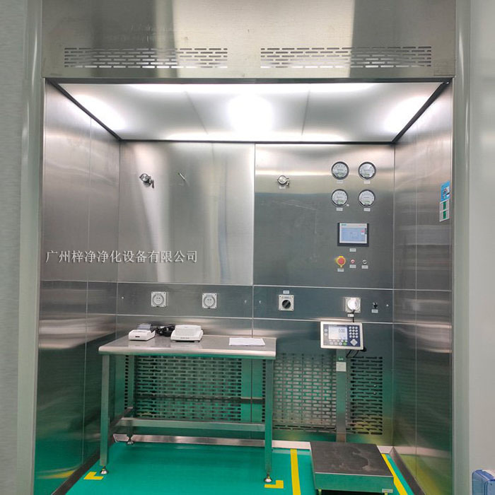 負(fù)壓稱量房又稱作負(fù)壓稱量間、負(fù)壓稱量室、負(fù)壓稱量罩或負(fù)壓稱量單元